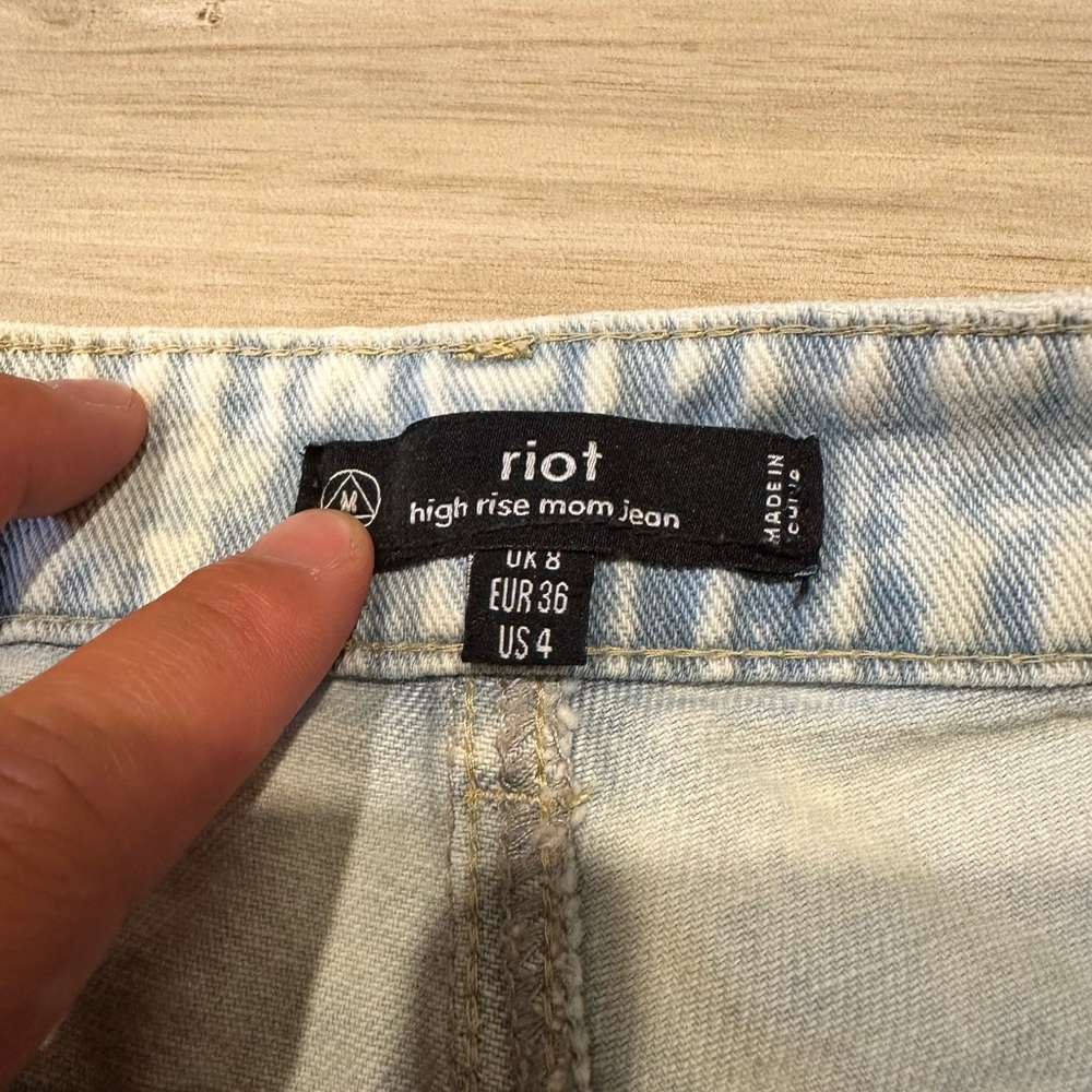Women’s Riot High Rise Light Wash Mom Jeans with Distressed Details Size 4 - Picture 2 of 10